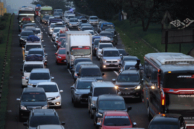 Deretan kendaraan pemudik saat terjebak kemacetan pada pagi hari di KM 73, Jalan Tol Cikampek-Palimanan (CIPALI), Jawa Barat, Rabu (19/4/2023).