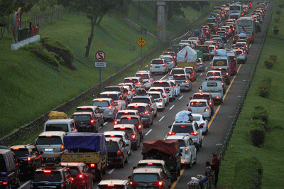 Deretan kendaraan pemudik saat terjebak kemacetan pada pagi hari di KM 73, Jalan Tol Cikampek-Palimanan (CIPALI), Jawa Barat, Rabu (19/4/2023).