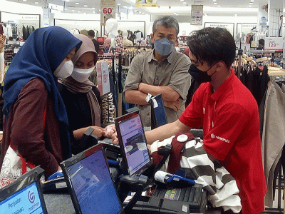 Warga memilih baju di pusat perbelanjan, Tangerang City, Banten, Selasa (18/4/2023).