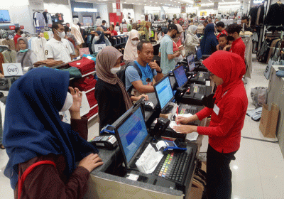 Warga memilih baju di pusat perbelanjan, Tangerang City, Banten, Selasa (18/4/2023).