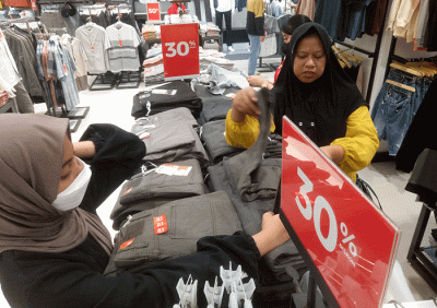 Warga memilih baju di pusat perbelanjan, Tangerang City, Banten, Selasa (18/4/2023).