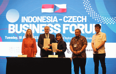 Penandatanganan nota kesepahaman antara Kamar Dagang Ceko dengan KADIN dalam Forum Bisnis Indonesia-Ceko, di Jakarta, Selasa (18/4/2023).