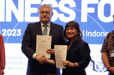 Penandatanganan nota kesepahaman antara Kamar Dagang Ceko dengan KADIN dalam Forum Bisnis Indonesia-Ceko, di Jakarta, Selasa (18/4/2023).