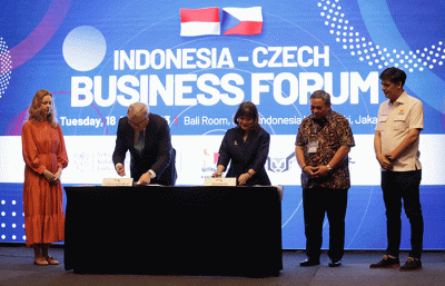 Penandatanganan nota kesepahaman antara Kamar Dagang Ceko dengan KADIN dalam Forum Bisnis Indonesia-Ceko, di Jakarta, Selasa (18/4/2023).
