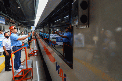 General Manager PLN Unit Distribusi Jakarta Raya Doddy B Pangaribuan melepas mudik gratis PLN di Stasiun Pasar Senen, Jakarta Pusat, Selasa (18/4/2023).