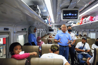 General Manager PLN Unit Distribusi Jakarta Raya Doddy B Pangaribuan melepas mudik gratis PLN di Stasiun Pasar Senen, Jakarta Pusat, Selasa (18/4/2023).