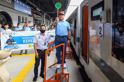 General Manager PLN Unit Distribusi Jakarta Raya Doddy B Pangaribuan melepas mudik gratis PLN di Stasiun Pasar Senen, Jakarta Pusat, Selasa (18/4/2023).