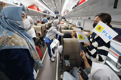 General Manager PLN Unit Distribusi Jakarta Raya Doddy B Pangaribuan melepas mudik gratis PLN di Stasiun Pasar Senen, Jakarta Pusat, Selasa (18/4/2023).