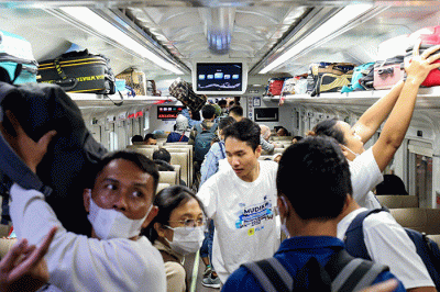 General Manager PLN Unit Distribusi Jakarta Raya Doddy B Pangaribuan melepas mudik gratis PLN di Stasiun Pasar Senen, Jakarta Pusat, Selasa (18/4/2023).