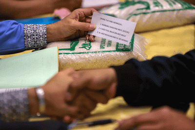 Umat muslim membayar Zakat Fitrah di Masjid Istiqlal, Jakarta Pusat, Selasa (18/4/2023).