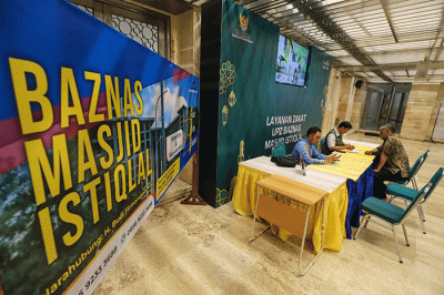 Umat muslim membayar Zakat Fitrah di Masjid Istiqlal, Jakarta Pusat, Selasa (18/4/2023).