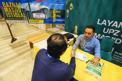 Umat muslim membayar Zakat Fitrah di Masjid Istiqlal, Jakarta Pusat, Selasa (18/4/2023).