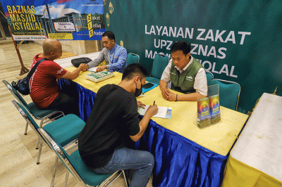 Umat muslim membayar Zakat Fitrah di Masjid Istiqlal, Jakarta Pusat, Selasa (18/4/2023).