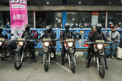 Sejumlah anggota Brimob bersenjata saat berpatroli di Terminal Kampung Rambutan, Jakarta Timur, Rabu (19/4/2023).
