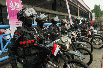Sejumlah anggota Brimob bersenjata saat berpatroli di Terminal Kampung Rambutan, Jakarta Timur, Rabu (19/4/2023).