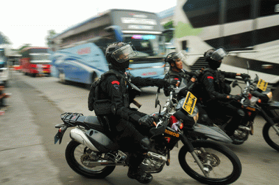 Sejumlah anggota Brimob bersenjata saat berpatroli di Terminal Kampung Rambutan, Jakarta Timur, Rabu (19/4/2023).
