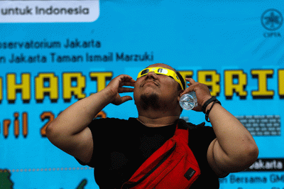 Warga mengamati fenomena Gerhana Matahari Hibrida di Taman Ismail Marzuki (TIM), Jakarta Pusat, Kamis (20/4/2023).