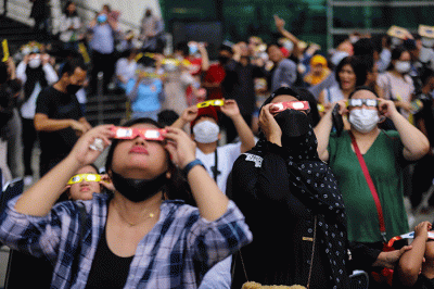 Warga mengamati fenomena Gerhana Matahari Hibrida di Taman Ismail Marzuki (TIM), Jakarta Pusat, Kamis (20/4/2023).