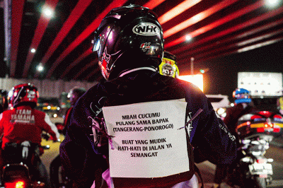 Potret tulisan unik berisi curahan hati pemudik yang melintas di Kalimalang, Bekasi, Jawa Barat, Rabu (19/4/2023).