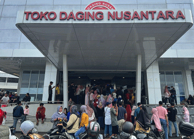 Warga antre untuk membeli daging di Toko Daging Nusantara, Depok, Jawa Barat, Rabu (19/4/2023).