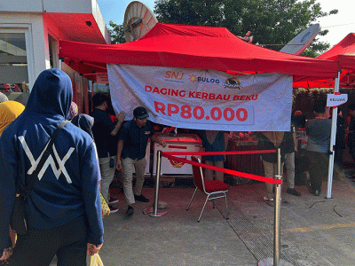 Warga antre untuk membeli daging di Toko Daging Nusantara, Depok, Jawa Barat, Rabu (19/4/2023).