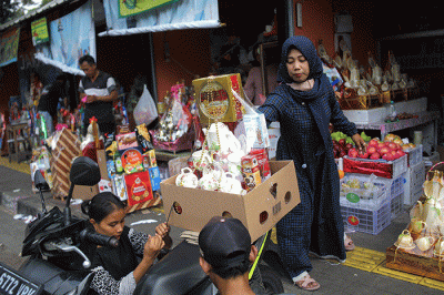 Pekerja mengemas parsel di kawasan Taman Barito, Jakarta, Rabu (19/4/2023).