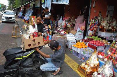Pekerja mengemas parsel di kawasan Taman Barito, Jakarta, Rabu (19/4/2023).