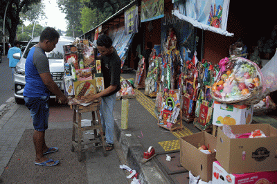 Pekerja mengemas parsel di kawasan Taman Barito, Jakarta, Rabu (19/4/2023).