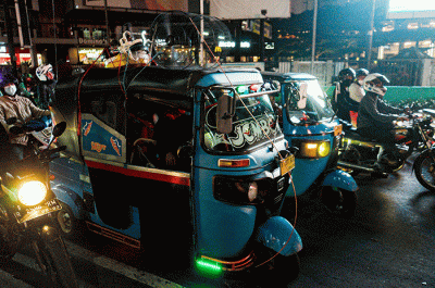 Pemudik menggunakan Bajaj melintas di Jalan Kalimalang, Bekasi, Jawa Barat, Rabu (19/4/2023).