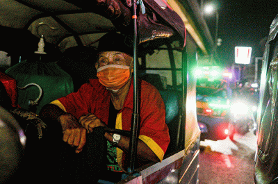Pemudik menggunakan Bajaj melintas di Jalan Kalimalang, Bekasi, Jawa Barat, Rabu (19/4/2023).