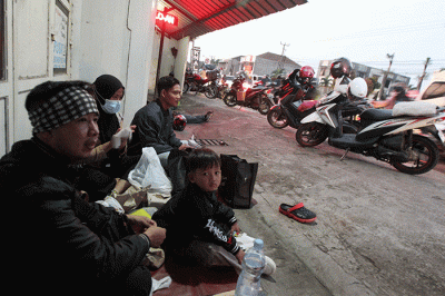 Pemudik roda dua dengan tujuan Jawa Tengah saat beristirahat di jalur Pantura, Kabupaten Karawang, Jawa Barat, Rabu (19/4/2023).
