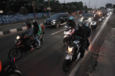Pemudik roda dua dengan tujuan Jawa Tengah saat beristirahat di jalur Pantura, Kabupaten Karawang, Jawa Barat, Rabu (19/4/2023).