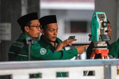 Petugas melakukan pemantauan hilal awal Syawal 1444 Hijriah di Masjid Raya KH. Hasyim Asy'ari, Jakarta Barat, Kamis (20/4/2023).