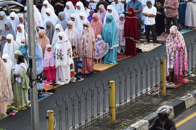 Pelaksanaan salat di pimpinan Wakil Ketua Majelis Pemberdayaan Masyarakat Pimpinan Pusat Muhammadiyah H Risman Mukhtar.