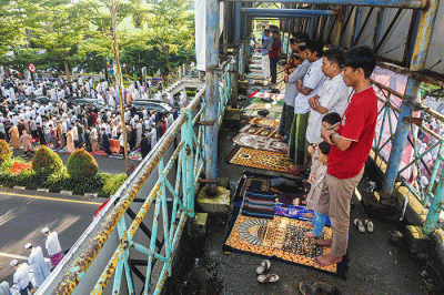 Pelaksanaan salat di pimpinan Wakil Ketua Majelis Pemberdayaan Masyarakat Pimpinan Pusat Muhammadiyah H Risman Mukhtar.