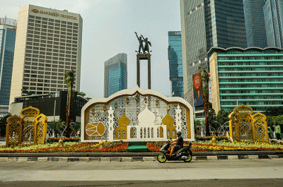 Kendaraan melintas pada H-1 Hari Raya Idul Fitri di kawasan Bundaran Hotel Indonesia, Jakarta, Jumat (21/4/2023).
