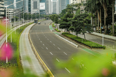 Kendaraan melintas pada H-1 Hari Raya Idul Fitri di kawasan Bundaran Hotel Indonesia, Jakarta, Jumat (21/4/2023).