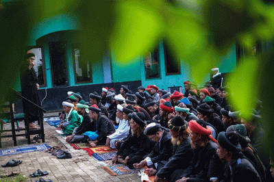Jamaah An Nadzir melaksanakan Salat Idul Fitri 1444 H di Kampung Butta Ejayya, Kabupaten Gowa, Sulawesi Selatan, Jumat (21/4/2023).