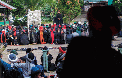Jamaah An Nadzir melaksanakan Salat Idul Fitri 1444 H di Kampung Butta Ejayya, Kabupaten Gowa, Sulawesi Selatan, Jumat (21/4/2023).