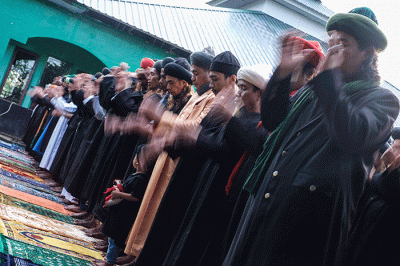 Jamaah An Nadzir melaksanakan Salat Idul Fitri 1444 H di Kampung Butta Ejayya, Kabupaten Gowa, Sulawesi Selatan, Jumat (21/4/2023).