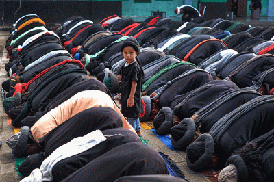 Jamaah An Nadzir melaksanakan Salat Idul Fitri 1444 H di Kampung Butta Ejayya, Kabupaten Gowa, Sulawesi Selatan, Jumat (21/4/2023).