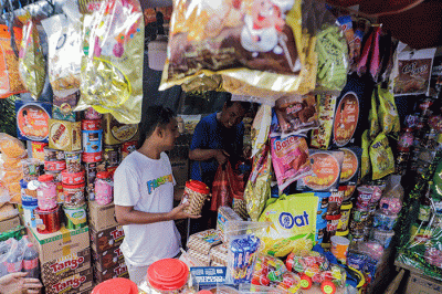 Pembeli memilih kue kaleng yang dijual pada salah satu toko kue kering di kawasan Ciracas, Jakarta Timur, Jumat  (21/4/2023).