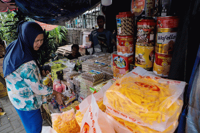Pembeli memilih kue kaleng yang dijual pada salah satu toko kue kering di kawasan Ciracas, Jakarta Timur, Jumat  (21/4/2023).