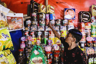 Pembeli memilih kue kaleng yang dijual pada salah satu toko kue kering di kawasan Ciracas, Jakarta Timur, Jumat  (21/4/2023).