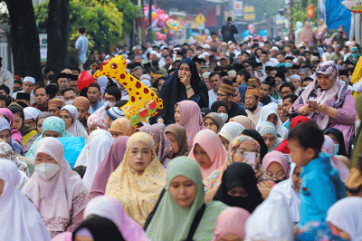 Jamaah Muhammadiyah melaksanakan Salat Idul Fitri 1444 Hijriah di Pimpinan Muhammadiyah Cabang Jagakarsa, Jakarta Selatan, Jumat (21/4/2022).