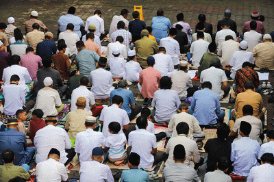 Jamaah Muhammadiyah melaksanakan Salat Idul Fitri 1444 Hijriah di Pimpinan Muhammadiyah Cabang Jagakarsa, Jakarta Selatan, Jumat (21/4/2022).