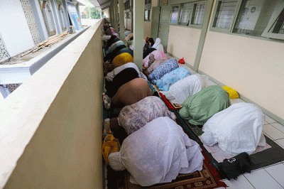 Jamaah Muhammadiyah melaksanakan Salat Idul Fitri 1444 Hijriah di Pimpinan Muhammadiyah Cabang Jagakarsa, Jakarta Selatan, Jumat (21/4/2022).