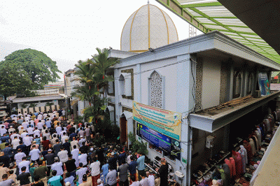 Jamaah Muhammadiyah melaksanakan Salat Idul Fitri 1444 Hijriah di Pimpinan Muhammadiyah Cabang Jagakarsa, Jakarta Selatan, Jumat (21/4/2022).