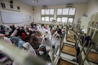 Jamaah Muhammadiyah melaksanakan Salat Idul Fitri 1444 Hijriah di Pimpinan Muhammadiyah Cabang Jagakarsa, Jakarta Selatan, Jumat (21/4/2022).