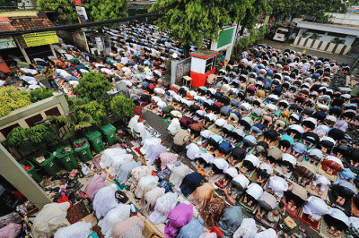 Jamaah Muhammadiyah melaksanakan Salat Idul Fitri 1444 Hijriah di Pimpinan Muhammadiyah Cabang Jagakarsa, Jakarta Selatan, Jumat (21/4/2022).